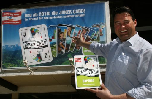  Tourismusdirektor Wolfgang Breitfuß präsentiert die neue Saalbach Hinterglemm Joker Card.