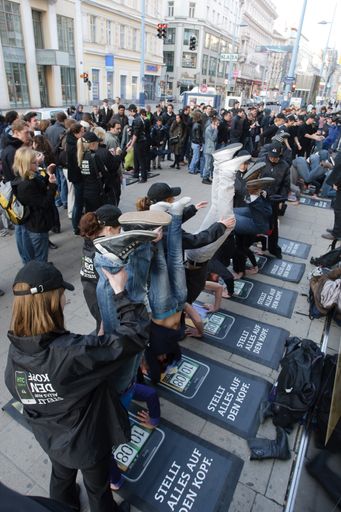 Vorschau Bild von Von 7.00 bis 9.00 Uhr standen 200 Leute vor dem A1 SHOP in der Wiener Mariahilfer Straße Kopf. Schon um 6.00 Uhr herrschte großer Andrang: Jeder wollte den neuen HTC Legend gewinnen.