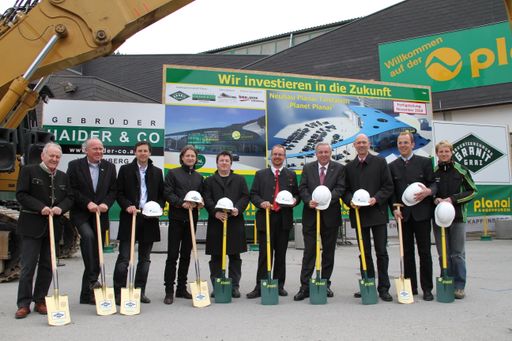 Vorschau Bild von Großaufgebot beim Spatenstich: u.a. am Foto: Charly Kahr, Planai-Chef Ernst Trummer, LH-Vize Hermann Schützenhöfer, Bgm. Jürgen Winter, Hans Grogl