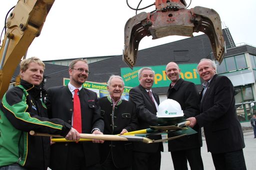 Vorschau Bild von Der Planet Planai wird aus der Taufe gehoben. Vlnr: Ing. Reinfried Prugger (Planai), GF Mag. Ernst Trummer (Planai), Charly Kahr, LHstv. Hermann Schützenhöfer, Bgm Jürgen Winter (Schladming), Mag. Hans Grogl (WM 2013).
