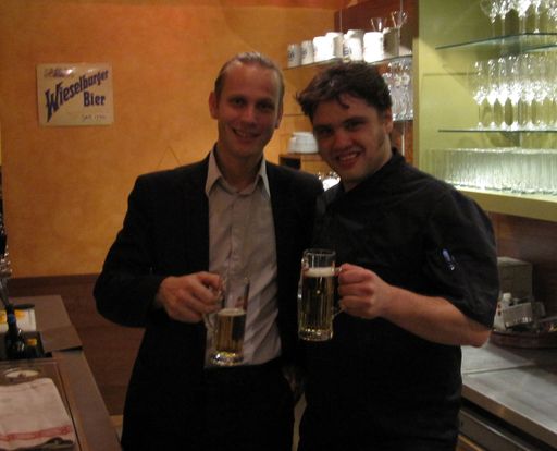 Vorschau Bild von In der Gastwirtschaft Felmayer verwöhnen Tobias Jüttner, Spitzenkoch aus Bayern und Helmut Frank, Salzburger Gastronom, ihre Gäste mit traditionellen bayerischen und österreichischen Spezialitäten auf höchstem Niveau.