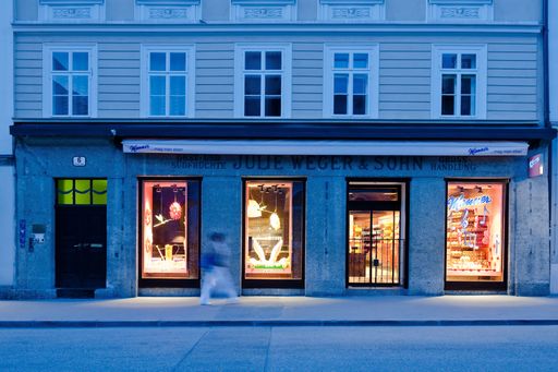 Vorschau Bild von Das renommierte Architekturbüro BWM Architekten und
Partner gestaltete für das bekannte Süßwarenunternehmen Manner ein
Kaffeehaus mit integriertem Shop auf dem Salzburger Residenzplatz.