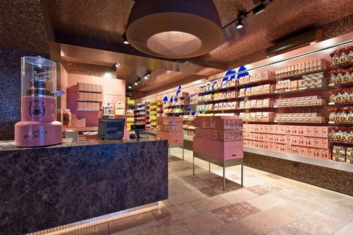 Vorschau Bild von Das renommierte Architekturbüro BWM Architekten und
Partner gestaltete für das bekannte Süßwarenunternehmen Manner ein
Kaffeehaus mit integriertem Shop auf dem Salzburger Residenzplatz.