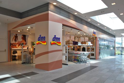 dm drogerie markt zieht eine erfreuliche Halbjahresbilanz zum 31. März 2010.