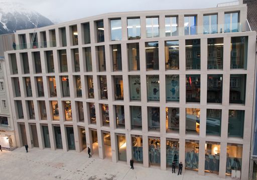 Einkaufserlebnis mit hohem Anziehungsfaktor - auf der Maria-Theresien-Straße, in Innsbrucks Zentrum, lädt nun mit dem Kaufhaus Tyrol ein neues urbanes Zentrum zum Flanieren und Einkaufen ein.