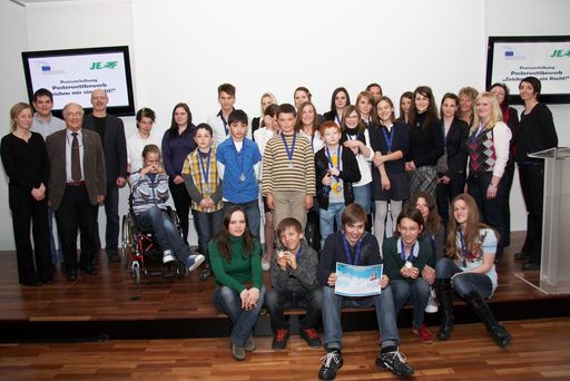 http://pressefotos.at/m.php?g=1&u=43&dir=201004&e=20100415_e&a=event 
im Bild MMag.Julita Ratzenberger (Vertretung der Europäischen Kommission in Österreich/ Öffentlichkeitsarbeit), Barbara Mairleitner MA (Moderation, Bund Europäischer Jugend/Junge Europäische Föderalisten, Projektleiterin des Wettbewerbs in Österreich), Dr.Fritz Mairleitner (Generalsekretär des Europäischen Erzieherbunds,Sektion Österreich) sowie Kinder und Jugendliche aus ganz Österreich, die am Posterwettbewerb zum Thema Kinderrechte teilgenommen haben