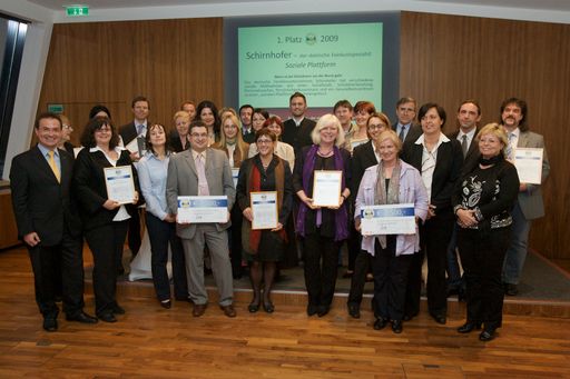 http://pressefotos.at/m.php?g=1&u=83&dir=201004&e=20100415_f&a=event
Strahlende Gesichter bei der Preisverleihung des zweiten Betrieblichen Sozialpreises von fair-finance. Das Familienunternehmen Feinkost Schirnhofer, die Privatklinik Goldenes Kreuz und T-Mobile Austria teilen sich die Siegesprämie von 10.000 Euro.