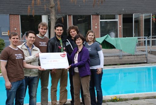 Spendenscheckübergabe an Ljuba Borojevic von der Volkshilfe Wien Sozialberatung in der Pratersauna