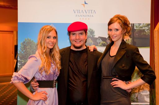 Vorschau Bild von v.l.n.r.: Verena-Katrien Gamlich (Gewinnerin), Dominik Wachta (Leiter Modelmanagement), Estella Bianca Gludowatz (Zweitplatzierte)