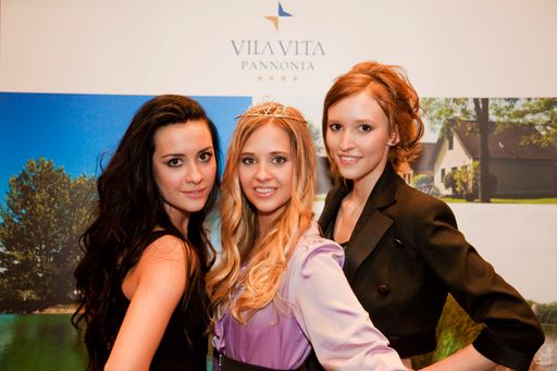 Vorschau Bild von v.l.n.r.: Caroline Payer (Drittplatzierte), Verena-Katrien Gamlich (Gewinnerin),  Estella Bianca Gludowatz (Zweitplatzierte),