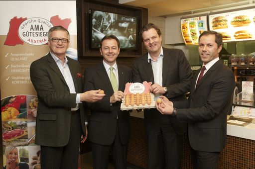 Frühstücks-Treff bei McDonald's - Bundesminister DI Nikolaus Berlakovich, AMA Marketing Geschäftsführer Dr. Stephan Mikinovic, EZG Frischei Geschäftsführer DI Benjamin Guggenberger und Managing Director McDonald's Österreich Andreas Schwerla geben den Startschuss zu einer weiteren Kooperation zwischen McDonald's Österreich und der heimischen Landwirtschaft.