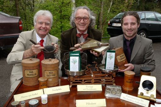 Im Bild v.l.n.r.: Apothekerverbands-Präsident Dr. Friedemann Bachleitner-Hofmann, Mag. pharm. Heimo Hrovat und Mag. pharm. Hannes Hrovat von der Kurapotheke Bad Ischl.