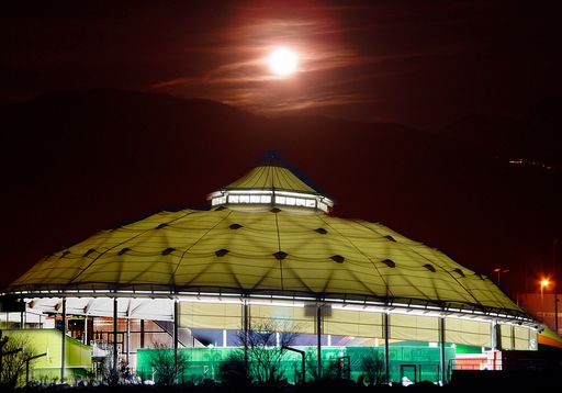 Vorschau Bild von Das Sportzentrum mit seiner auffallenden Kuppel bietet die perfekte Location für ein Event der Superlative. Bis zu 2.500 begeisterte Fans werden unter der Kuppel, inmitten der wunderschönen Tiroler Bergwelt, erwartet.