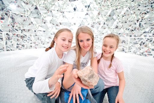 Sowohl in den Bergen der Region Hall-Wattens als auch in den Swarovski Kristallwelten erleuchten Kristalle "alpine Wanderzwerge" und "schlummernde Riesen".