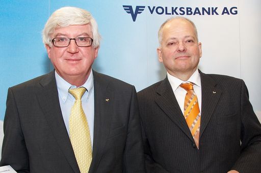 http://pressefotos.at/m.php?g=1&u=43&dir=201004&e=20100421_v&a=event
V.l.n.r. DDr. Hans Hofinger (ÖGV Vorstandsvorsitzender, Verbandsanwalt und Sprecher der Volksbank Primärstufe) und Mag. Gerald Wenzel (Generaldirektor der ÖVAG)