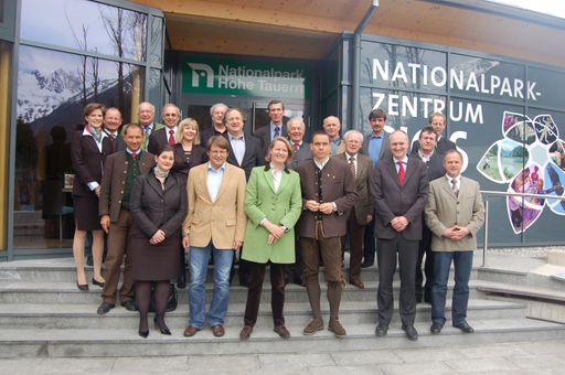Die zuständigen Referenten der Nationalparkländer LHStv. Uwe Scheuch, LHStv. Hannes Gschwentner und LR Doraja Eberle im Kreise der Ratsmitglieder und Nationalparkdirektoren..