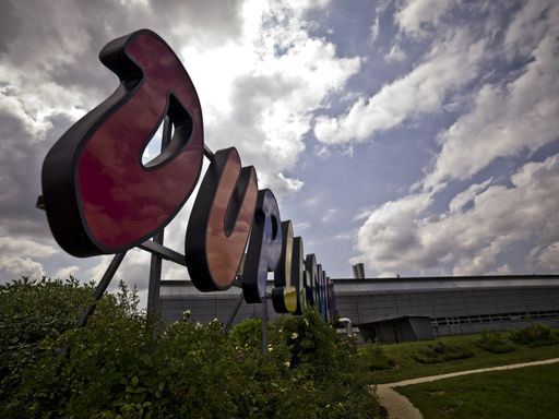 Vorschau Bild von der Öko-Lehrpfad, der rund um das Industriegelände des Hauptsitzes in Deutschland angelegt wurde, umfasst elf Stationen, darunter Wildhecken und -wiesen, Biotope, Insekten- und Amphibienburgen, ein Turmfalkendomizil, eine Fledermauskolonie und eine Waldkauzanlage.