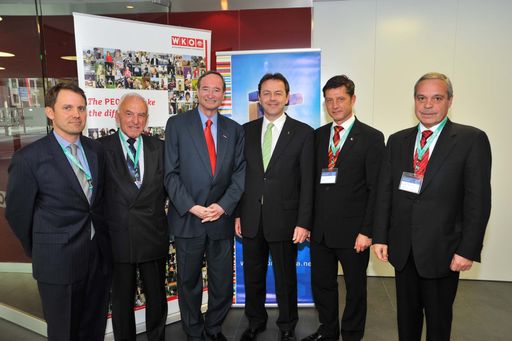  http://pressefotos.at/m.php?g=1&u=38&dir=201004&e=20100422_m&a=event
ICONVIENNA 2010 - v.l.n.r.: Matthew Clause (Director Renewable Energy Policy and Energy Group Programs, U.S. Environmental Protection Agency), Rene-Alfons Haiden (Chairman iconvienna), Dr. Christoph Leitl (WKÖ-Präsident), DI Niki Berlakovich (Umweltminister), DI Dr. Gerhard Hrebicek (President iconvienna), Selahattin Hakman (MSc, Chairman Enerjisa, President Sabanci Holding Energy Group)