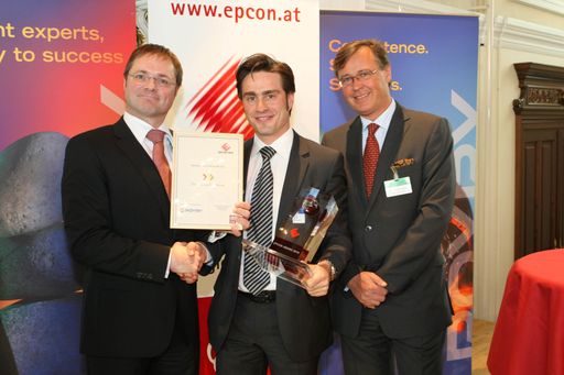  Dem strahlenden Sieger Kai Karring (The Mobility House Gmbh, mitte) wurde der EPCON AWARD 2010 für das innovativste Energieprojekt des Jahres von Dr. Thomas Kriesch (Pöyry Energy Gmbh, re) und Mag. Manfred Hämmerle (IIR Gmbh, li) überreicht.