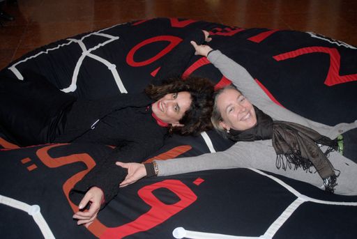 Susan Hefuna und Belvedere-Direktorin Agnes Husslein-Arco auf dem Sitzkissen "Wien 1431 / 2010"