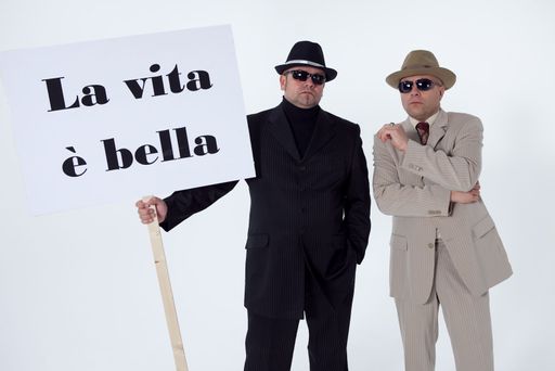 Vorschau Bild von Mit den beiden TV-Sendungen BAD MÄNNERs, pointierte Sketches mit geballtem Wortwitz, und HOT SPOTT, eine von DIE MÄNNER moderierte Kabarettshow mit Auftritten von Gastkünstlern, begeistern sie ihre stetig wachsende Fangemeinde auf Servus TV, dem neuen und hochqualitativen Fernsehformat von Red Bull-Chef Dietrich Mateschitz. Im Szenenfoto aus BAD MÄNNERS "La Vita e Bella"  befindet sich der Tod (Wolf) im Streik, Mafiaboss Max versteht die Welt nicht mehr!.