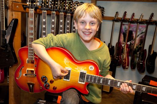  Neues Musikgeschäft in der Gasometer City bietet Gitarren für jede Poprichtung.