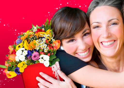 Zum Muttertag einen Gutschein von MYDAYS für ein besonderes Erlebnis überreichen, natürlich mit Blümchen als Draufgabe.