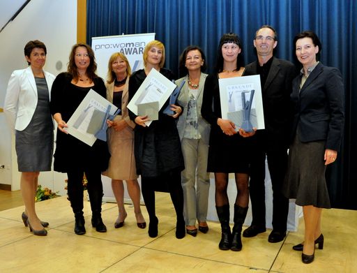 Die Preisträgerinnen des pro:woman Awards 2010 mit der Fachjury und BM Heinisch-Hosek