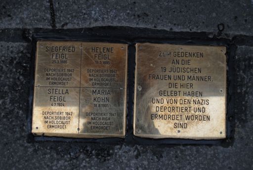 Vorschau Bild von Heute erfolgte die Versetzung von "Erinnerungssteinen" vor dem Stadterneuerungsprojekt Wien 2., Große Stadtgut-Gasse 14. Eine Aktion die von den Bewohnerinnen und Bewohnern des Hauses initiiert wurde.
