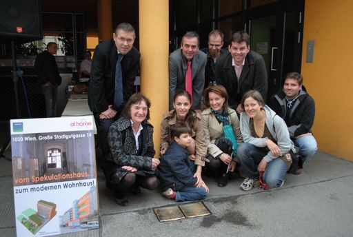 Vorschau Bild von Heute erfolgte die Versetzung von "Erinnerungssteinen" vor dem Stadterneuerungsprojekt Wien 2., Große Stadtgut-Gasse 14. Eine Aktion die von den Bewohnerinnen und Bewohnern des Hauses initiiert wurde.