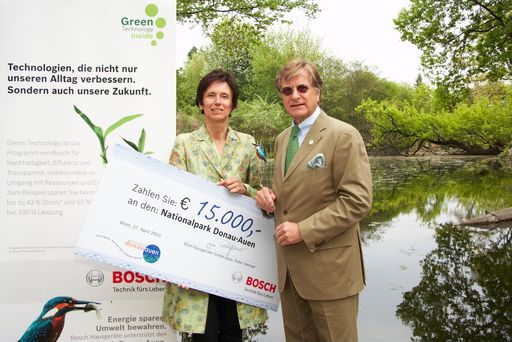  http://pressefotos.at/m.php?g=1&u=43&dir=201004&e=20100427_b&a=event
v.l.n.r. Mag. Ursula Grabner (Nationalpark Donau-Auen in Vertretung Dir. Mag. Carl MANZANO) und Peter HENNER (Geschäftsleiter, Vertrieb Bosch Hausgeräte)