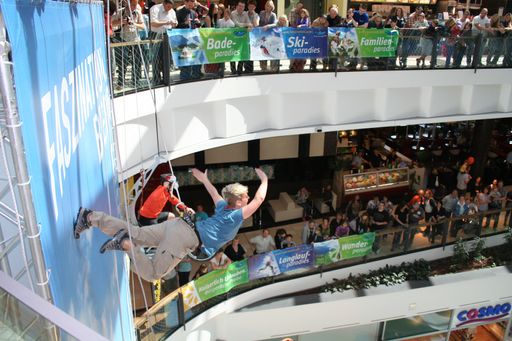  Die Ferienregion Kaiserwinkl/Tirol präsentierte sich am letzten Wochenende im LOOP5/Weiterstadt, mit einer künstlerisch-sportlichen Performance an einer riesigen vertikalen Wand, bei der die Themen Berg, Wasser und Himmel in einer noch nie gesehenen Form für den Betrachter erlebbar gemacht wurden.