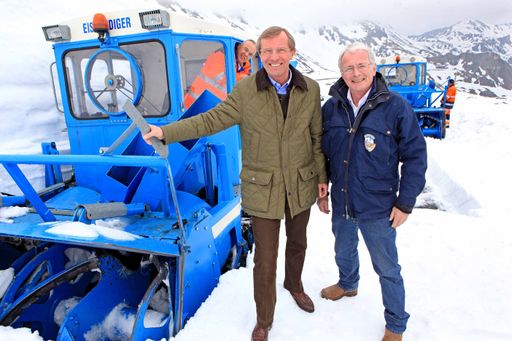  Frühjahrs-Schneeräumung Großglockner Hochalpenstraße - (im Vordergrund) LH-Stv. Dr. Wilfried Haslauer, Vorsitzender des Aufsichtsrates und GD Dr. Christian Heu, Vorstand der Großglockner Hochalpenstraßen AG.