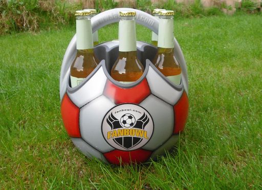  Dank der Fanbowl kann künftig jeder Fußball-Fan seine Getränke im stilechten 6er-Träger transportieren und gleichzeitig seine Lieblingsmannschaft in der Öffentlichkeit präsentieren.