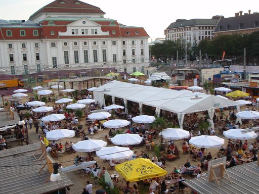 Wiens größter Beachclub startet am Donnerstag, 29.04.10, ab 18.00 Uhr mit "sunny
grooves" von The Smooth Operator feat. Clemens Wabra live on guitar in seine 4. Saison !