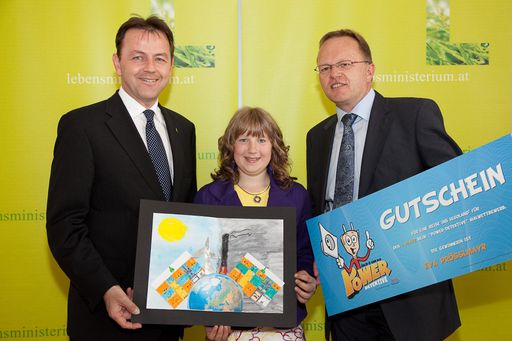  http://pressefotos.at/m.php?g=1&u=66&dir=201004&e=20100427_m&a=event
Im Bild vlnr.: DI Niki Berlakovich, (Umweltminister), Eva
Prößlmayr (Schülerin VS Windhaag (NÖ), Alfred Janovsky
(Geschäftsführer AEG-Electolux)