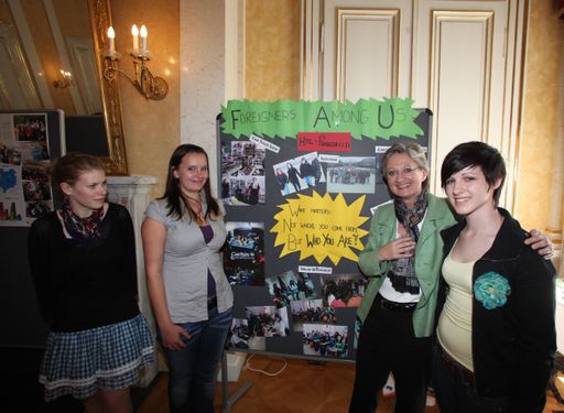 Vorschau Bild von Eva Holzer, Ewelina Eberhardt und Katharina Zerfuchs von der HTL Pinkafeld (v.li.n.re.) stellten der Ministerin ihr Projekt vor