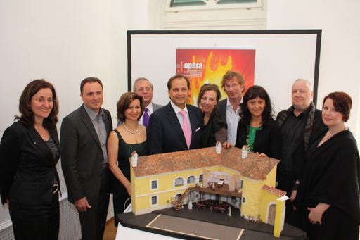  Christa Ratzenböck  (Solistin), LR Helmut Bieler, Renate Pitscheider (Solistin), Obmann BH  .Dr. Hubert Janics, Intendant Dietmar Kerschbaum, Susanne Özpinar (Kostüme), Johannes Leitgeb (Bühnenbild), LR Michalea Resetar, Robert Herzl (Regie), Brigitta Wetzl (Solistin).