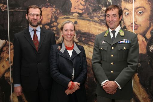 http://pressefotos.at/m.php?g=1&u=82&dir=201004&e=20100428_b&a=event
Stephan Koja (Kurator) mit Agnes Husslein-Arco (Direktorin) und Major Georg Dialer bei der Eröffnung der Ausstellung "Meisterwerke im Fokus: Anton Romako-Tegetthoff in der Seeschlacht bei Lissa" im Oberen Belvedere