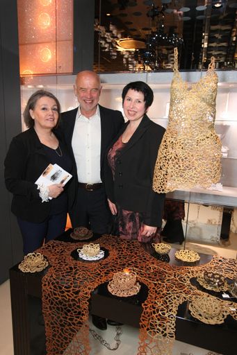  Von links: Gerda Buxbaum, künstlerische Leitung der Bühnenbespielungen bei Swarovski Wien, Andreas Braun, GF Swarovski Wien, und die litauische Textilkünstlerin Almyra Weigel.