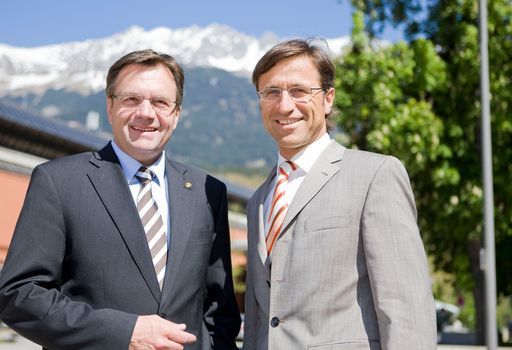  Josef Margreiter (re.), Geschäftsführer der Tirol Werbung, und Tourismusreferent LH Günther Platter freuen sich über das Plus der bisherigen Wintersaison.