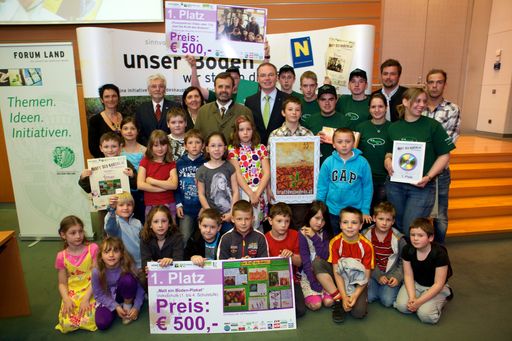  300 Kinder und Jugendliche sorgten heute im Landtags-Sitzungssaal für Stimmung und fröhliche Ausgelassenheit. Zur Siegerehrung des Kreativwettbewerbs "Kraft des Bodens" trafen sich Gewinner aus ganz NÖ und aus allen Altersgruppen - von der Volksschule bis zur Universität.