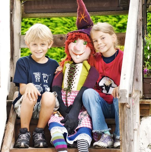  Jedes Jahr entwickeln die Spezialisten von Family Tirol gemeinsam mit Natur- und Spielpädagogen ein neues Motto: In dieser Saison stellt Hexe Klara eindrucksvoll unter Beweis, dass es im Tiroler Sommer wahrhaft "zauberhaft" zugeht.