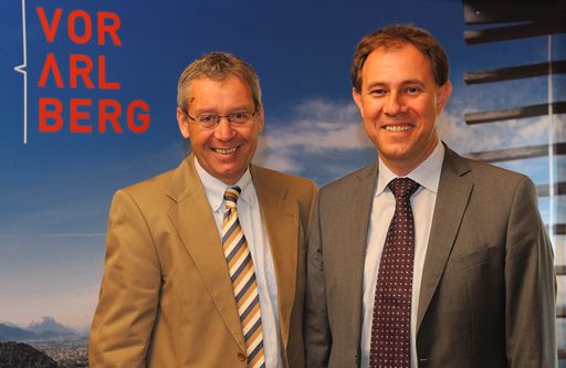 links Wirtschafts- und Tourismuslandesrat Mag. Karlheinz Rüdisser, rechts Landestourismusdirektor Mag. Christian Schützinger.
