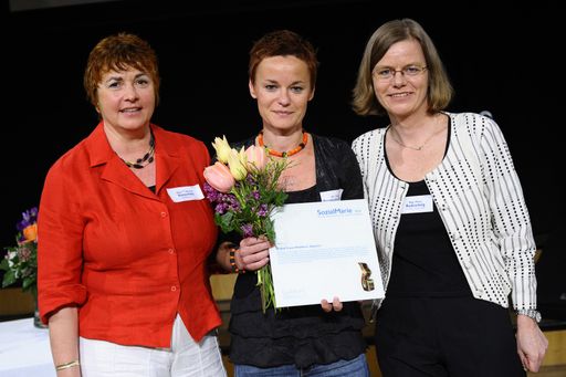  Chefredakteurin Dr. Christine Pernlochner Kügler in der Mitte bei der Verleihung der Sozial Marie.