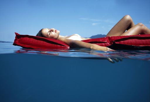 Mädchen auf der Luftmatratze.