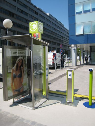 Erster Prototyp einer Telefonzelle mit integrierter Stromtankstelle