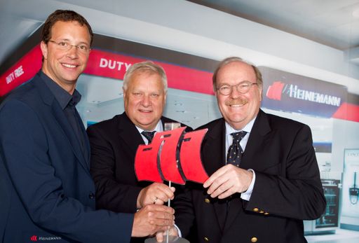 Vorschau Bild von Achim Fass, Mag. Karl Heinz Bohl und Gunnar Heinemann (v.l.n.r.) freuen sich über die Verlängerung des Vertrages und die Umsetzung des neuen Heinemann Duty Free Konzeptes am Salzburg Airport, die kürzlich gestartet wurde.