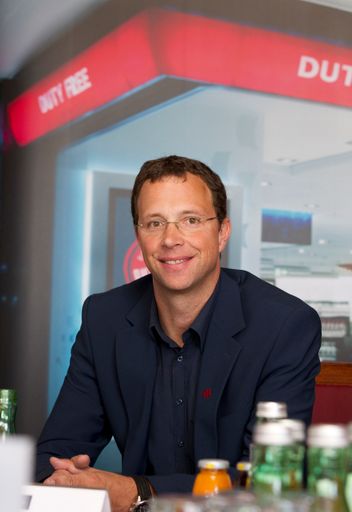 Vorschau Bild von Achim Fass, Geschäftsführer der Gebr. Heinemann Regionalflughäfen GmbH, ist stolz, dass Salzburg als erster Flughafen Österreichs den neuen Heinemann Duty Free umsetzt.