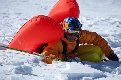 Auch heuer konnte sich der ABS Lawinenairbag mit den beiden Flügeln häufig als echter Schutzengel beweisen und Leben retten - wie das von Freeride-Profi Phil Meier (im Bild). "Ich denke, der Rucksack sollte so selbstverständlich sein wie ein Helm oder ein Rückenprotektor. Im Fall eines Unfalls hilft er bestmöglich, am Leben zu bleiben.".